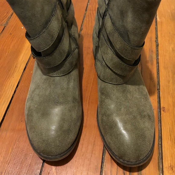 Boots - Picture 2 of 7